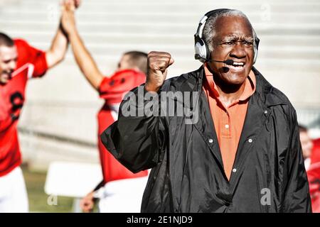 Felice allenatore di calcio americano che celebra l'obiettivo Foto Stock