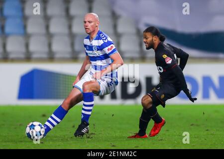 DOETINCHEM, PAESI BASSI - 8 GENNAIO: Elmo Lieftink di De Graafschap contro Rashaan Fernandes di Telstar durante la partita olandese di Keukenkampioensie tra De Graafschap e Telstar a De Vijverberg l'8 gennaio 2021 a Doetinchem, Paesi Bassi (Foto di Marcel Bals/BSR AgencyOrange Alamy Live News) Foto Stock