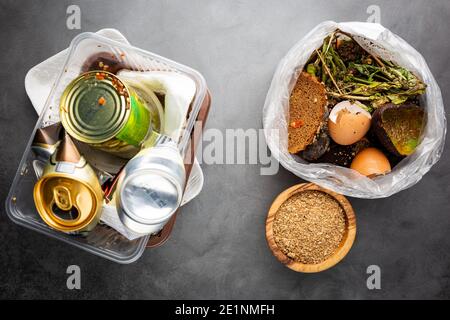 Alimenti biologici rifiuti in un secchio, ripresa dall'alto. Rifiuti Zero, riciclare rifiuti Nozione di smistamento - vista superiore delle bucce e avanzi di frutta e verdura Foto Stock