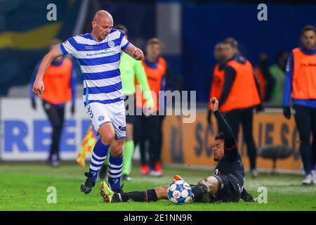 DOETINCHEM, PAESI BASSI - 8 GENNAIO: Elmo Lieftink di De Graafschap contro Redouan el Yaakoubi di Telstar durante la partita olandese di Keukenkampioendivimatch tra De Graafschap e Telstar a De Vijverberg l'8 gennaio 2021 a Doetinchem, Paesi Bassi (Foto di Marcel Bals/BSR AgencyOrange) Alamy Live News Foto Stock