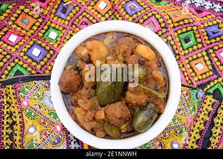 Gastronomia Gujarati piatto autentico Undhiyu o Undhyu una stagione invernale Piatto speciale durante il festival Uttarayan con il tradizionale gujrat di bhujodi b Foto Stock