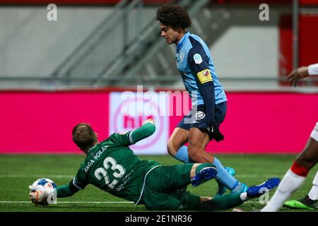 MAASTRICHT, PAESI BASSI - 8 GENNAIO: Portiere Mike Havekotte di MVV, obiettivo di Jeredy Hilterman di Jong FC Utrecht durante l'olandese Keukenkampioendivi Foto Stock