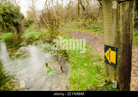 Freccia che mostra il percorso della via Itchen lungo il fiume Itchen nel villaggio dell'Hampshire di Itchen Stoke in un giorno nuvoloso d'autunno. Foto Stock
