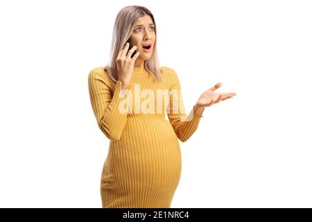 Donna incinta stressata che parla su un telefono cellulare isolato sfondo bianco Foto Stock