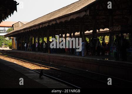 Passeggeri in attesa sulle piattaforme di Fort, stazione ferroviaria di Colombo. Sri Lanka Foto Stock