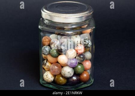 Collezione di palline di marmo in pietra in un vaso di vetro Foto Stock