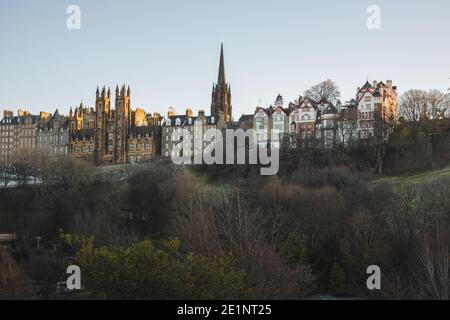 Ramsay Garden e lo skyline della città vecchia di Edimburgo che si stacca sulla cima Princes Street Gardens Foto Stock