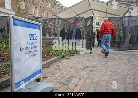 Le persone si allineano al NHS COVID-19 London Bridge Vaccination Center 1 Foto Stock