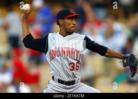 Lo starter Ramon Oritz di Cincinnati Reds sbatte durante la vittoria del 7-6 sui Los Angeles Dodgers al Dodger Stadium di Los Angeles, California, mercoledì, luglio Foto Stock