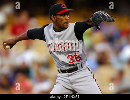 Lo starter Ramon Oritz di Cincinnati Reds sbatte durante la vittoria del 7-6 sui Los Angeles Dodgers al Dodger Stadium di Los Angeles, California, mercoledì, luglio Foto Stock