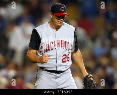 David Weathers, il reliever di Cincinnati Reds, celebra la vittoria finale del 7-6 sui Los Angeles Dodgers al Dodger Stadium di Los Angeles, California. Foto Stock