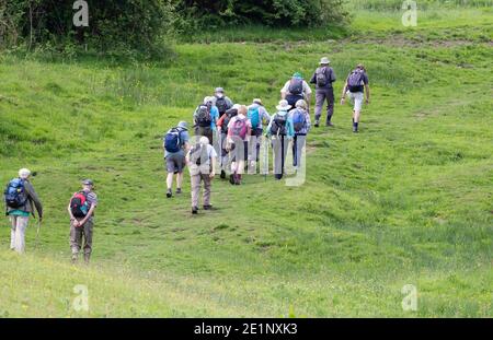 Un gruppo a piedi nella campagna dello Yorkshire. Foto Stock