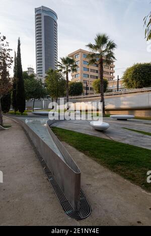 Città di Nicosia la capitale di Cipro da piazza Eleftheria con moderna architettura futuristica nel centro della città vecchia. Foto Stock