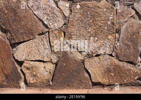 Immagine di un muro formato da pietre piastrellate che proteggono una casa dagli elementi Foto Stock