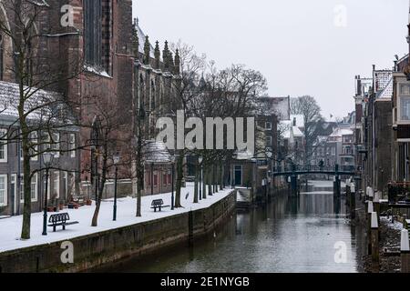 Una scena innevata nella storica Dordrecht nei Paesi Bassi. Architettura olandese vecchie case e case sul canale. Foto Stock