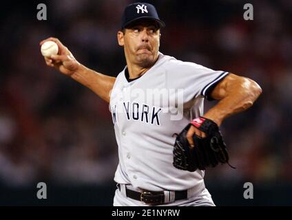 New York Yankees starter Kevin Brown piazzola durante la perdita 8-6 agli Angeli di Los Angeles di Anaheim all'Angel Stadium di Anaheim, California, sabato, luglio Foto Stock