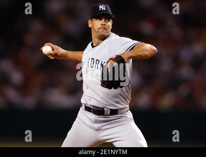 New York Yankees starter Kevin Brown piazzola durante la perdita 8-6 agli Angeli di Los Angeles di Anaheim all'Angel Stadium di Anaheim, California, sabato, luglio Foto Stock