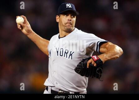 New York Yankees starter Kevin Brown piazzola durante la perdita 8-6 agli Angeli di Los Angeles di Anaheim all'Angel Stadium di Anaheim, California, sabato, luglio Foto Stock