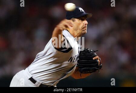 New York Yankees starter Kevin Brown piazzola durante la perdita 8-6 agli Angeli di Los Angeles di Anaheim all'Angel Stadium di Anaheim, California, sabato, luglio Foto Stock