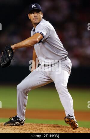 New York Yankees starter Kevin Brown piazzola durante la perdita 8-6 agli Angeli di Los Angeles di Anaheim all'Angel Stadium di Anaheim, California, sabato, luglio Foto Stock