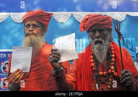 Kolkata, India. 8 gennaio 2021. Sadhus mostra i loro rapporti di test Covid a Babughat Gangasagar Transit Camp Way a Gangasagar Mela in occasione di Makar Sankranti. (Foto di Ved Prakash/Pacific Press) Credit: Pacific Press Media Production Corp./Alamy Live News Foto Stock