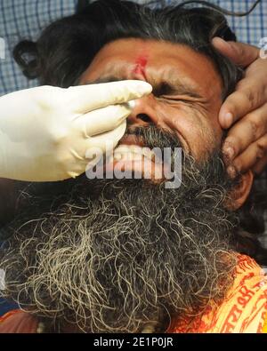 Kolkata, India. 8 gennaio 2021. Controllo termico degli operatori sanitari a Sadhu al campo di test COVID a Babughat Gangasagar Transit Camp Way a Gangasagar Mela in occasione di Makar Sankranti. (Foto di Ved Prakash/Pacific Press) Credit: Pacific Press Media Production Corp./Alamy Live News Foto Stock