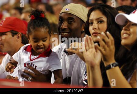 Kobe Bryant con la moglie Vanessa Bryant e la figlia Natalia Diamante Bryant a Los Angeles Angels of Anaheim gioco contro il New York Yankees ad Angel Foto Stock