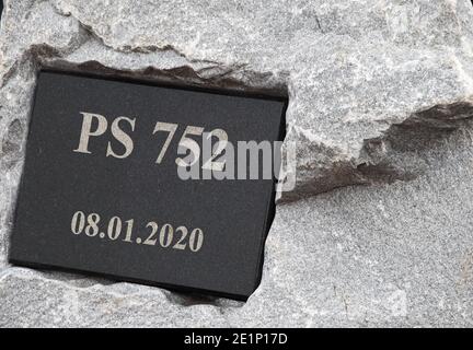 Una lapide vista durante la cerimonia presso il sito del futuro monumento.in memoria delle vittime del volo PS752 nel primo anniversario dell'incidente aereo. Il volo aereo Boeing 737-800 PS752 della Ukraine International Airlines (UIA) si è schiantato vicino all'aeroporto internazionale di Imam Khomeini a Teheran, Iran, poco dopo il decollo dell'8 gennaio 2020. Tutte le 176 persone a bordo dell'aereo morirono. Tra questi 11 ucraini - due passeggeri e nove membri dell'equipaggio. I passeggeri dell'aereo erano cittadini di Iran, Canada, Svezia, Afghanistan, Germania e Gran Bretagna. Foto Stock