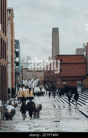 Londra, Regno Unito - 19 novembre 2020: Vista della collina di Pietro, passerella pedonale che conduce dal Tamigi alla Cattedrale di San Paolo, Tate Modern e Mille Foto Stock