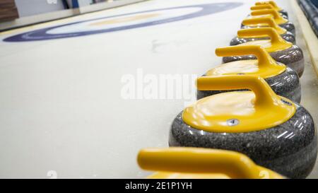 Pietre di granito per curling su ghiaccio bianco close-up.Winter sport, gioco di squadra.Curling Club Foto Stock