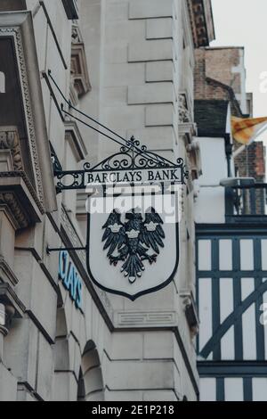 Londra, Regno Unito - 19 novembre 2020: Cartello Old Barclays Bank fuori da una filiale in Fleet Street nella City of London, un famoso quartiere finanziario. Foto Stock