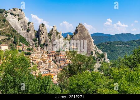 Veduta di Castelmezzano, tipico borgo sotto le vette delle Dolomiti lucane in Basilicata Foto Stock