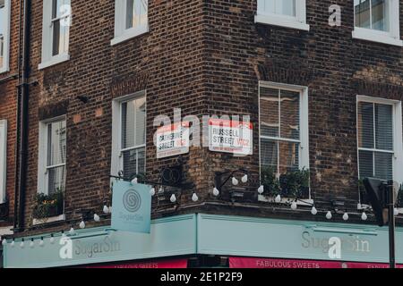 Londra, Regno Unito - 19 novembre 2020: Cartelli con il nome della strada all'angolo tra Catherine Street e Russell Street a Covent Garden, un'area di Londra famosa per Foto Stock