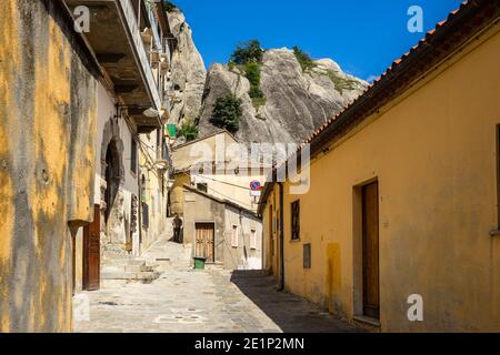 Un vicolo a Castelmezzano, uno dei borghi più belli della Basilicata, Italia Foto Stock