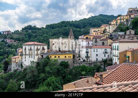 Veduta del tipico borgo di Castelmezzano con la chiesa di Santa Maria dell'Olmo, provincia di potenza, Basilicata, Italia Foto Stock