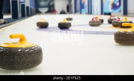 Pietre di granito per curling su ghiaccio bianco close-up.Winter sport, gioco di squadra.Curling Club Foto Stock