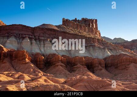 Vista ad angolo basso della formazione rocciosa del Castello all'alba, Capitol Reef National Park, Utah, USA Foto Stock