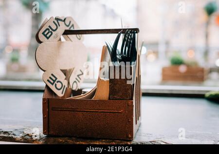 posate di carta in un portaposate in un ristorante Foto Stock