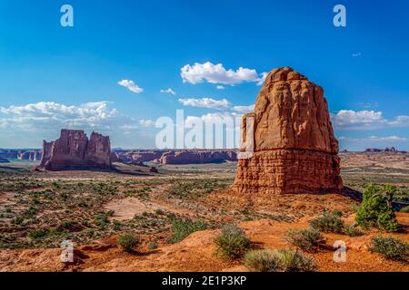 Un'incredibile vista intorno al Parco Nazionale di Arches nello Utah meridionale. Foto Stock