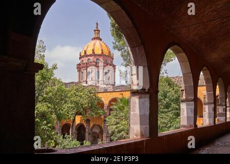 Cupola della chiesa Templo de la Concepcion e cortile della Escuela de Bellas Artes o El Nigromante a San Miguel de Allende, Messico Foto Stock