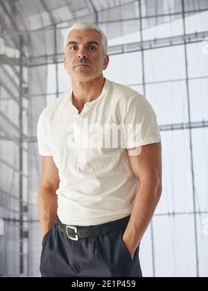 Ritratto del suo bel-aspetto maschile attraente sopportato contenuto sano ragazzo Foto Stock