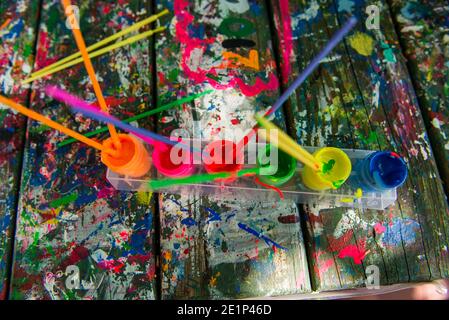 Vista dall'alto di pennelli in vasi colorati Foto Stock