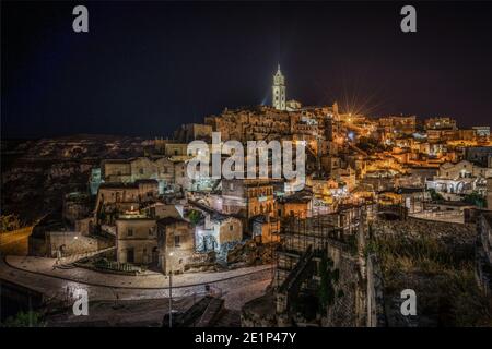 Bella città notturna di Matera con la cattedrale nel punto più alto della città, Basilicata, Italia Foto Stock