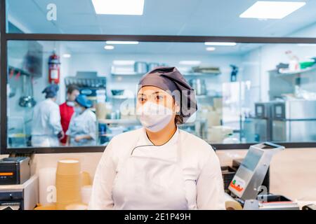 primo piano di cuoca nel suo ristorante Foto Stock