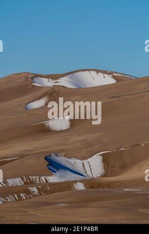 Le dune di sabbia e cielo blu Foto Stock