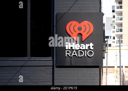 Toronto, Canada - 14 novembre 2020: Un cartello iHeartRadio sul muro è visibile a Toronto. Foto Stock