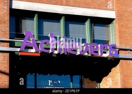 Toronto, Canada - 14 novembre 2020: Il cartello di primo piano della società Achievers viene visualizzato a Toronto, Canada. Foto Stock