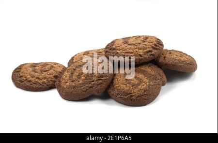 Biscotti al cioccolato isolati su sfondo bianco. Biscotti isolati su bianco. Foto Stock