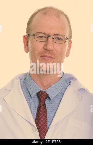 Faccia del medico dell'uomo che indossa gli occhiali Foto Stock