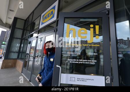 New York, Stati Uniti. 8 gennaio 2021. Un dipendente di Ikea saluta gli acquirenti all'ingresso del nuovo negozio, che ha aperto il suo primo "mini" negozio Ikea negli Stati Uniti, nel quartiere Queens di New York City, NY, 8 gennaio 2021. Con una superficie di soli 115,000 metri quadrati, il negozio porterà una serie di articoli per l'arredamento simile ai negozi più grandi, ma sarà orientato verso soluzioni di stoccaggio e condizioni di vita di New York City per piccoli spazi; la data di apertura non è stata annunciata per evitare grandi folle ai tempi del COVID-19. (Foto di Anthony Behar/Sipa USA) Credit: Sipa USA/Alamy Live News Foto Stock